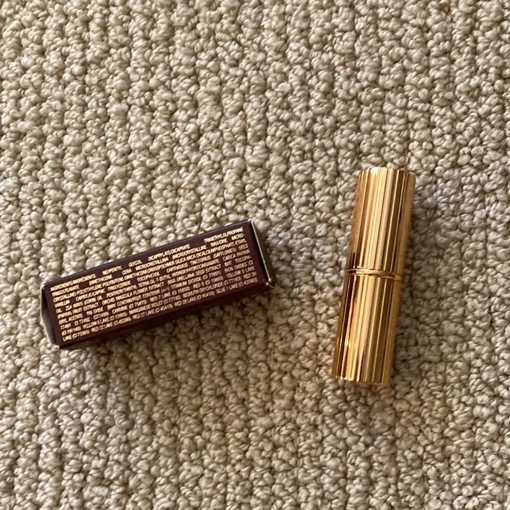 Charlotte Tilbury Matte Revolution Hot Lips Kidman’s Kiss Rose Pink Lipstick